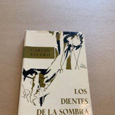 Libros de segunda mano: CARLOS RIVERO TRONCOSO LOS DIENTES DE LA SOMBRA LITERATURA GALLEGA DEDICATORIA 1ª EDICION 1964. Lote 396625064