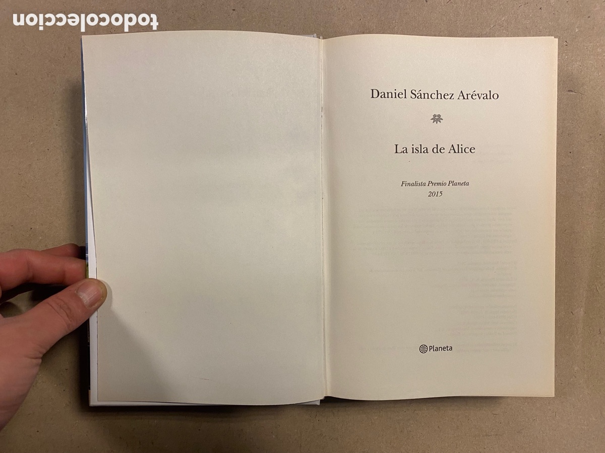 Libros de segunda mano: LA ISLA DE ALICE. DANIEL S&Aacute;NCHEZ AR&Eacute;VALO. EDITORIAL PLANETA 2015 (1&ordf; EDICI&Oacute;N). - Foto 2
