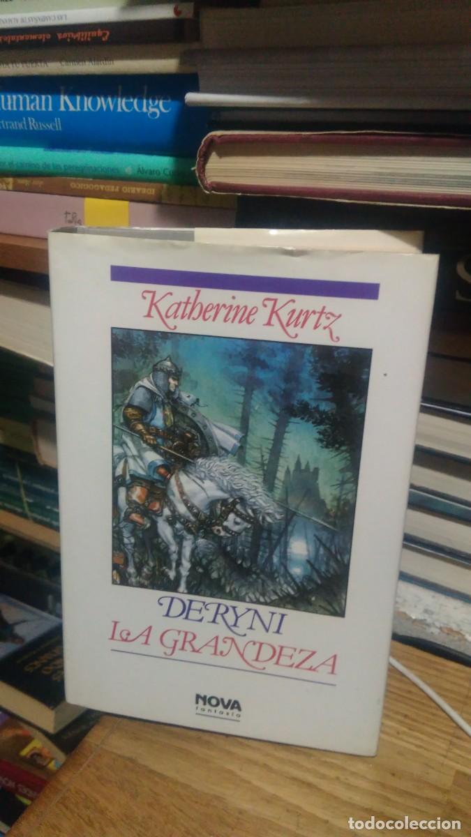 Libros de segunda mano: LA GRANDEZA, DERYNI, KATHERINE KURTZ, ED. NOVA - Foto 1