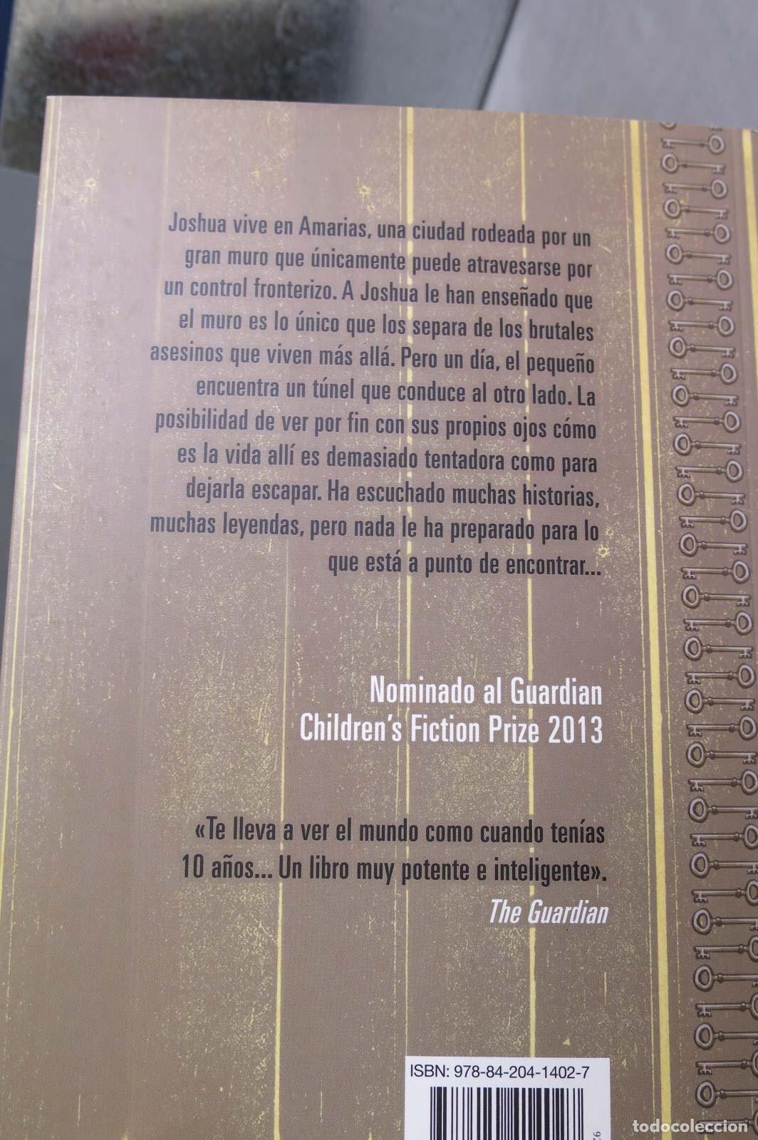Libros de segunda mano: Cunado pas&eacute; al otro lado del muro. William Sutcliffe - Foto 3