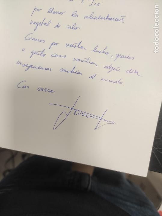 Libros de segunda mano: Jenny Rodriguez: Vive vegano - Dedicado - Foto 2