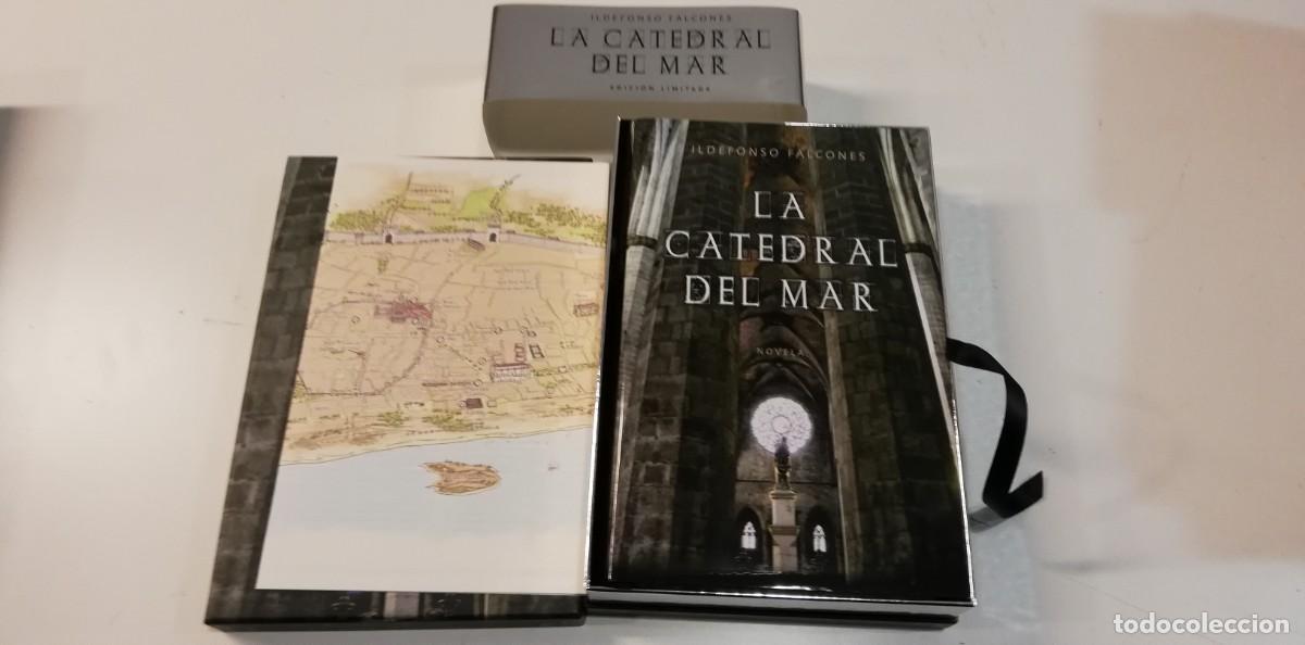 Libros de segunda mano: 423- CAJA +LIBRO LA CATEDRAL DEL MAR ED LIMITADA- PERFECTO ESTADO- COMO NUEVO - Foto 2