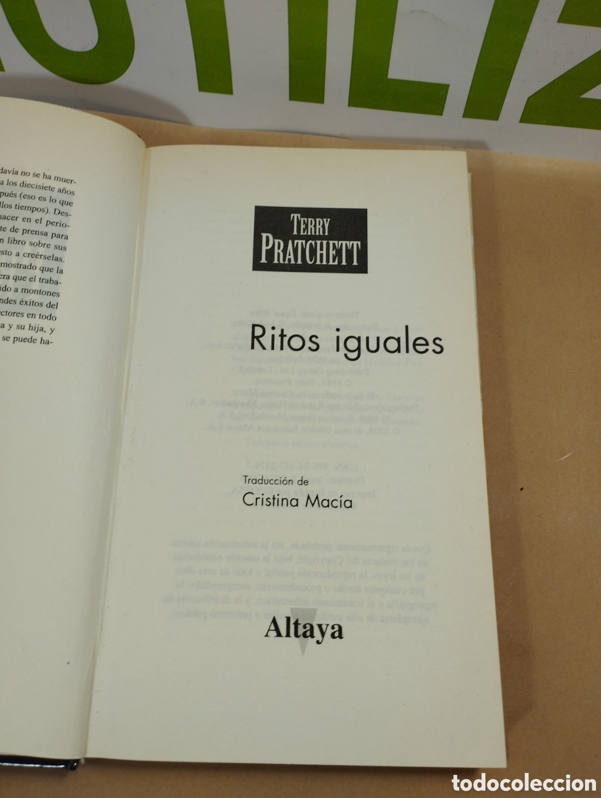 Libros de segunda mano: Terry Pratchett. Ritos iguales. Altaya. - Foto 2