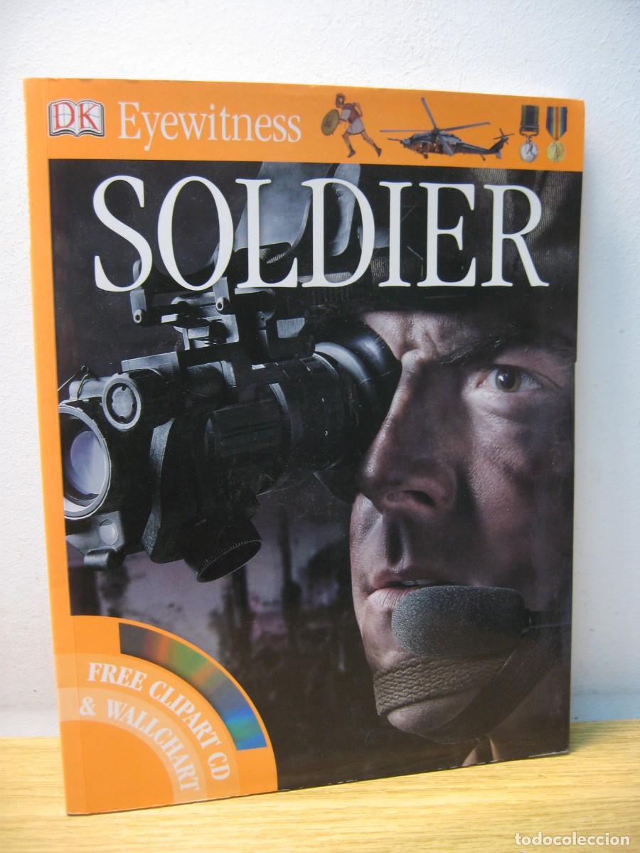 Libros de segunda mano: EYEWITNESS SOLDIER. SIMON ADAMS. 2009. COMTIENE CD. - Foto 1