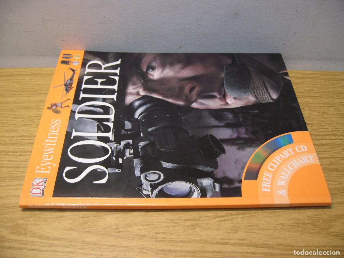 Libros de segunda mano: EYEWITNESS SOLDIER. SIMON ADAMS. 2009. COMTIENE CD. - Foto 2