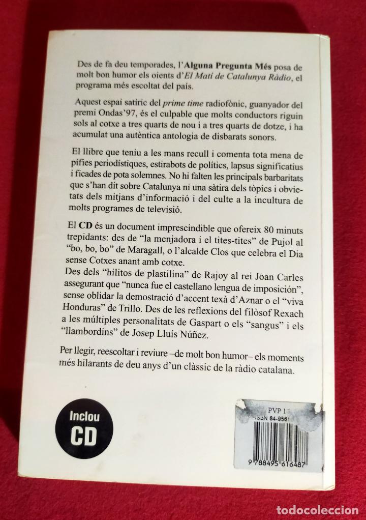 Libros de segunda mano: ALGUNA PREGUNTA M&Eacute;S? 10 ANYS DE DISBARATS - CATALA -SIN CD - Foto 2