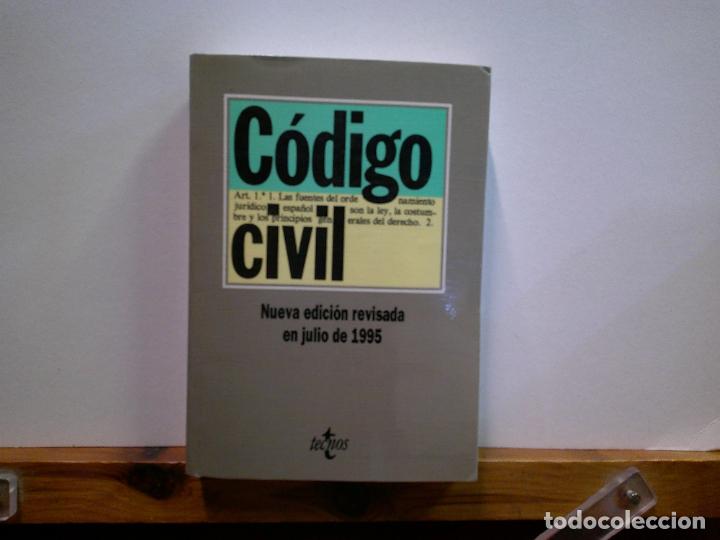 Libros de segunda mano: C&Oacute;DIGO CIVIL. NUEVA EDICI&Oacute;N REVISADA EN JULIO DE 1995. EDICIONES TECNOS. - Foto 1