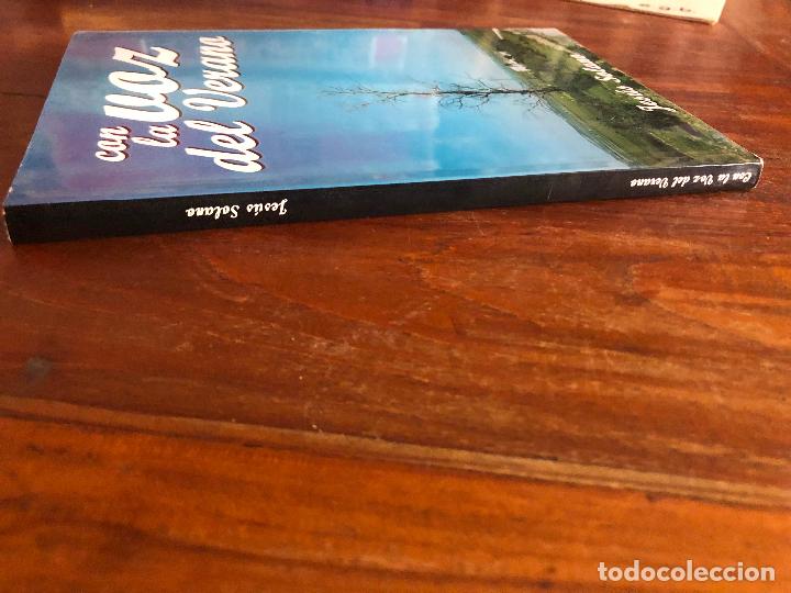 Libros de segunda mano: Con la voz del verano, jesus solano 1&ordf; edici&ograve;n 2010 Marchena - Foto 2