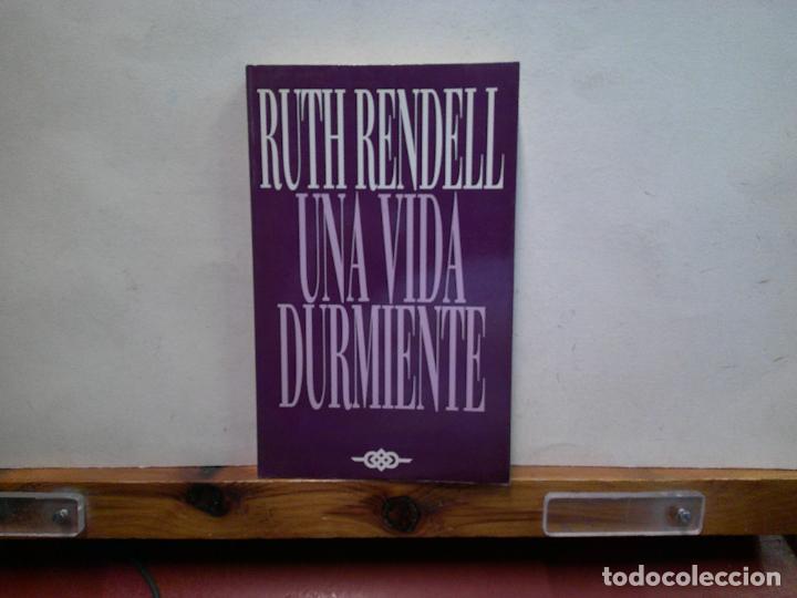 Libros de segunda mano: UNA VIDA DURMIENTE. RUTH RENDELL. EDICIONES ROS&Eacute;S. - Foto 1