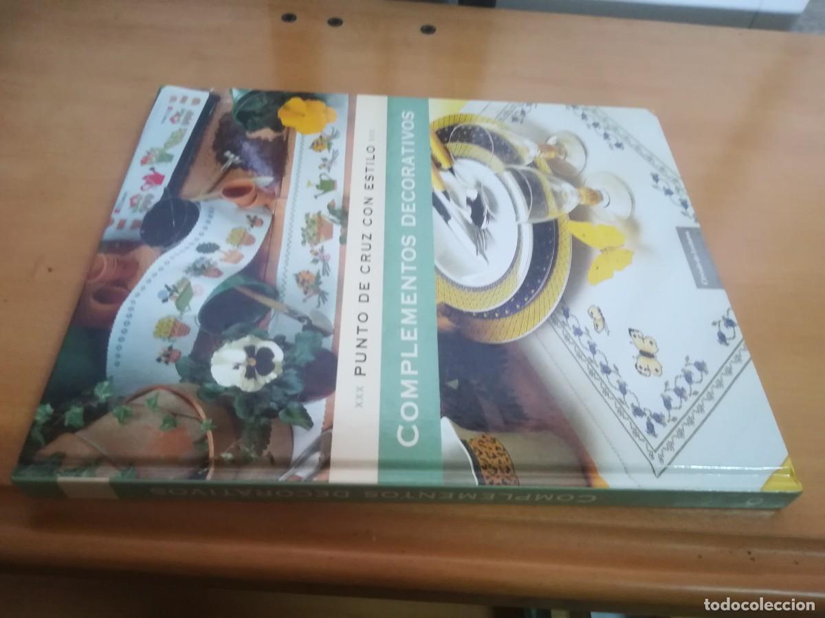 Libros de segunda mano: COMPLEMENTOS DECORATIVOS / CONS527GV / PUNTO CRUZ CON ESTILO / MODA LABORES HOGAR - Foto 1