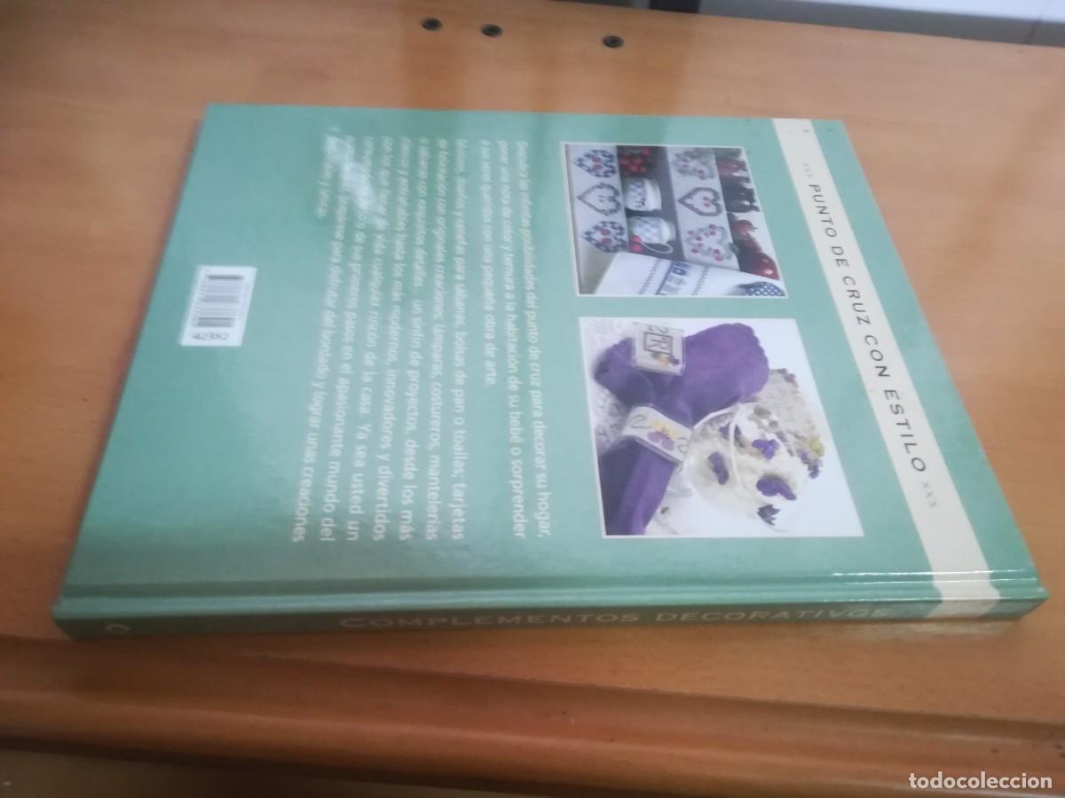 Libros de segunda mano: COMPLEMENTOS DECORATIVOS / CONS527GV / PUNTO CRUZ CON ESTILO / MODA LABORES HOGAR - Foto 2