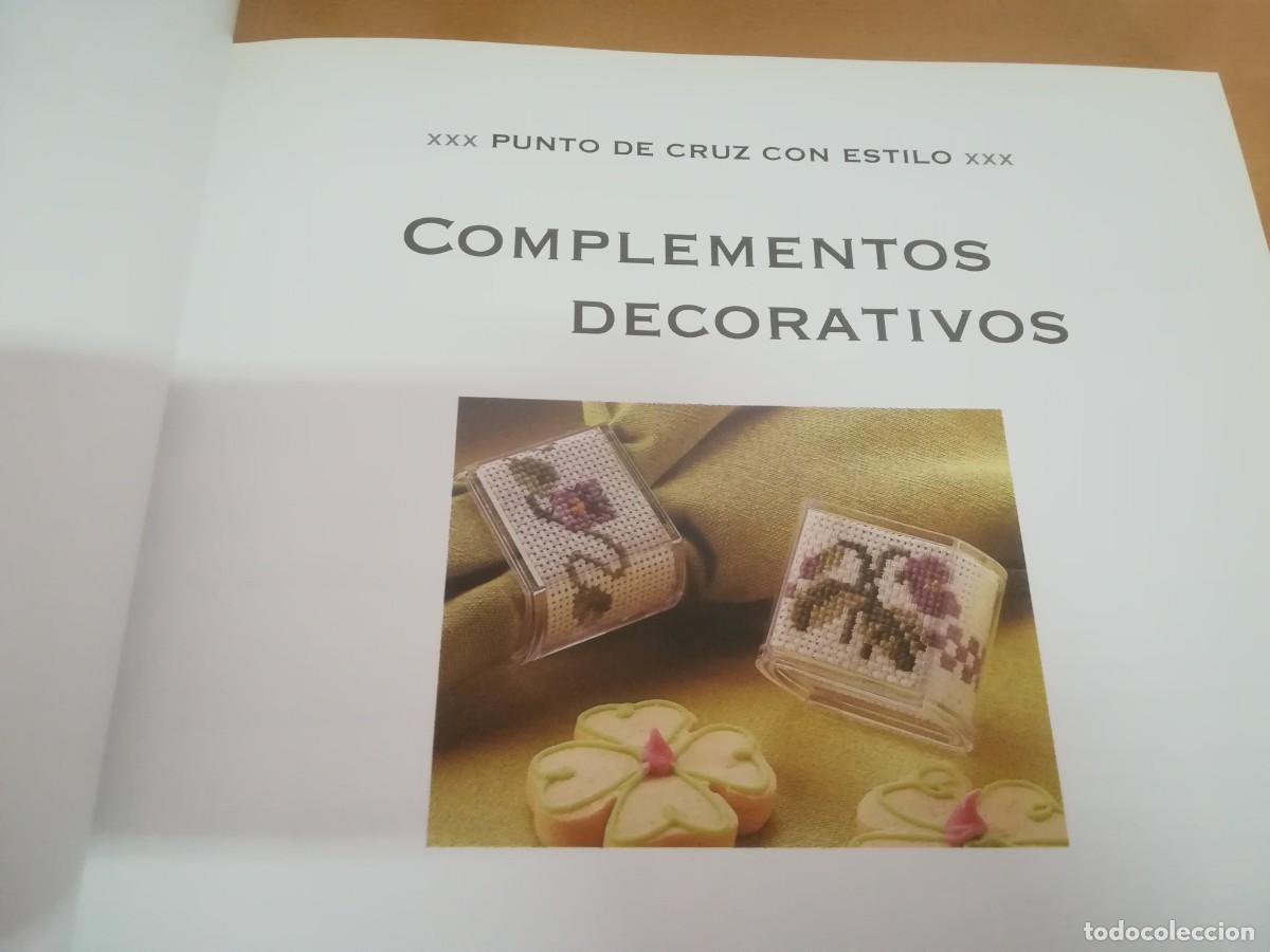 Libros de segunda mano: COMPLEMENTOS DECORATIVOS / CONS527GV / PUNTO CRUZ CON ESTILO / MODA LABORES HOGAR - Foto 4
