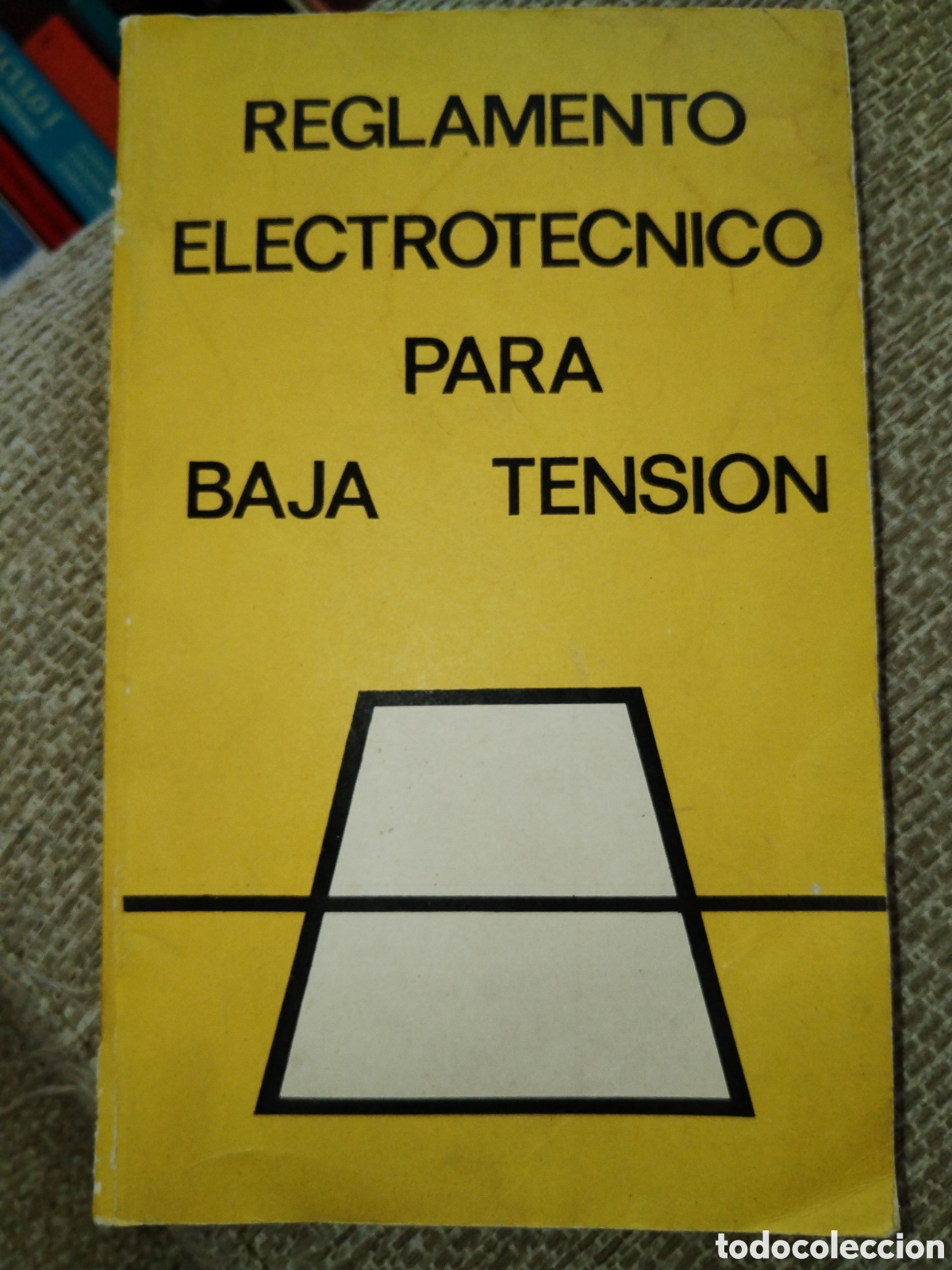 Libros de segunda mano: Reglamento electrot&eacute;cnico para baja tensi&oacute;n.1975 - Foto 1