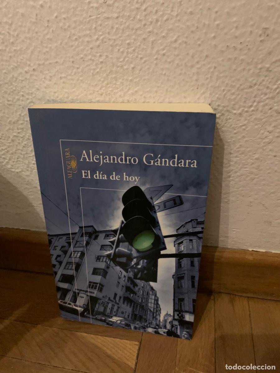 Libros de segunda mano: El d&iacute;a de hoy, Alejandro Gandara, Ed. Alfaguara - Foto 1