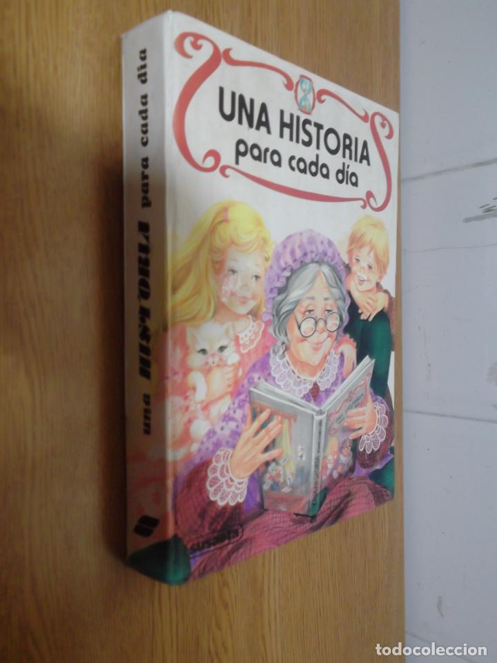 Libros de segunda mano: UNA HISTORIA PARA CADA DIA. - Foto 1