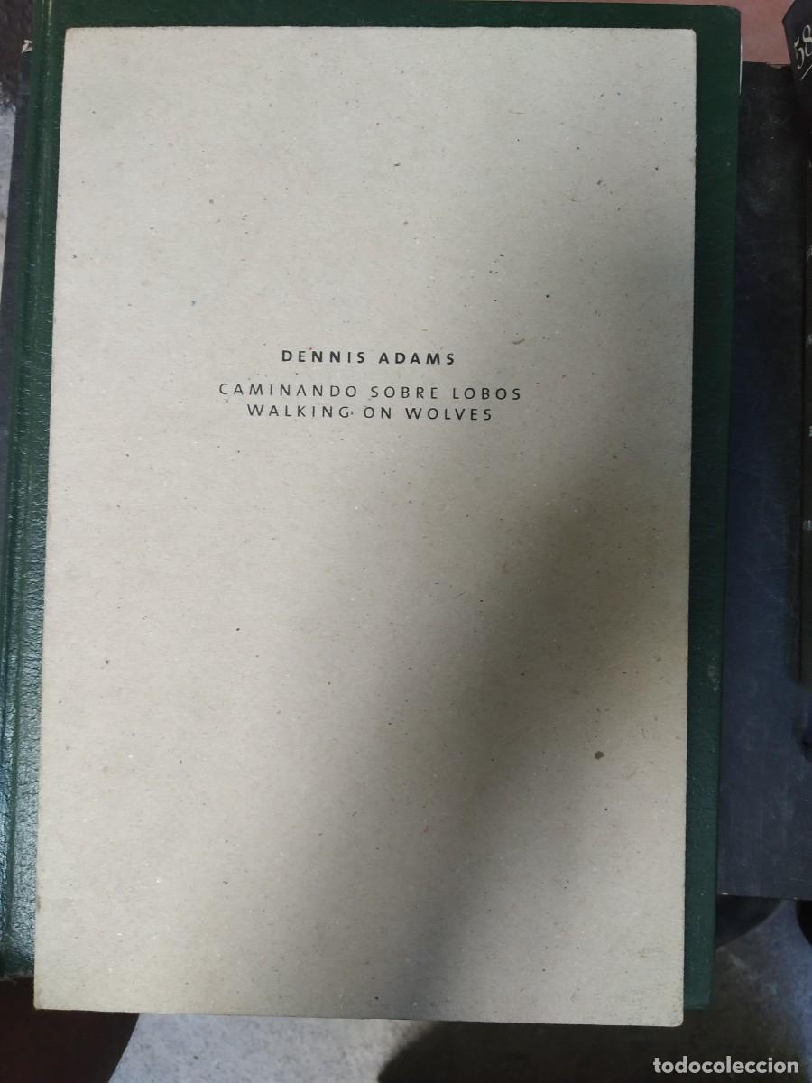 Libros de segunda mano: Dennis Adams - Caminando sobre lobos (Walking on Wolves)