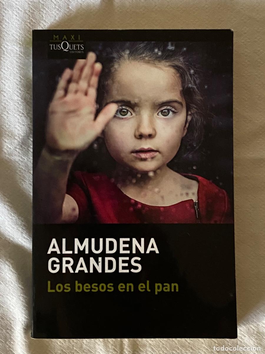 Libros de segunda mano: Grandes Hern&aacute;ndez, Almudena - Los besos en el pan. 2017 - Foto 1