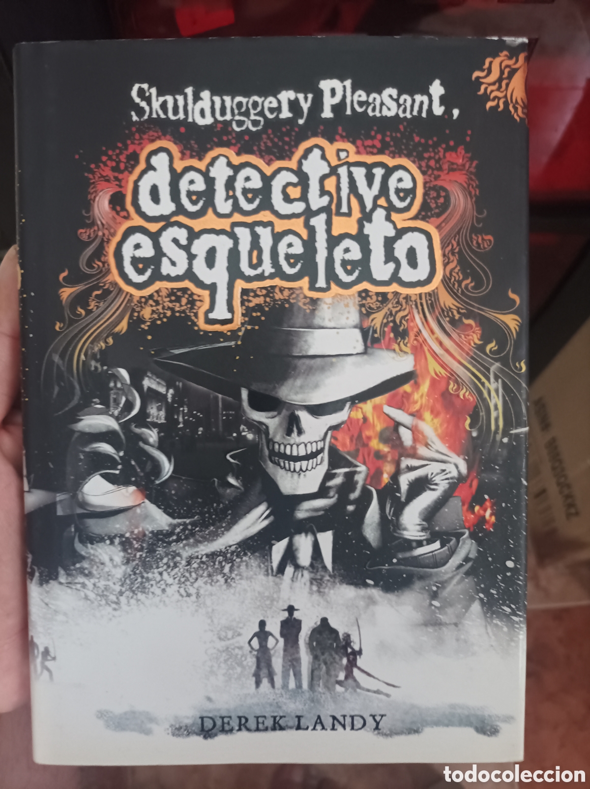 Libros de segunda mano: Detective esqueleto Skulduggery Pleasant Derek Landy - Foto 1