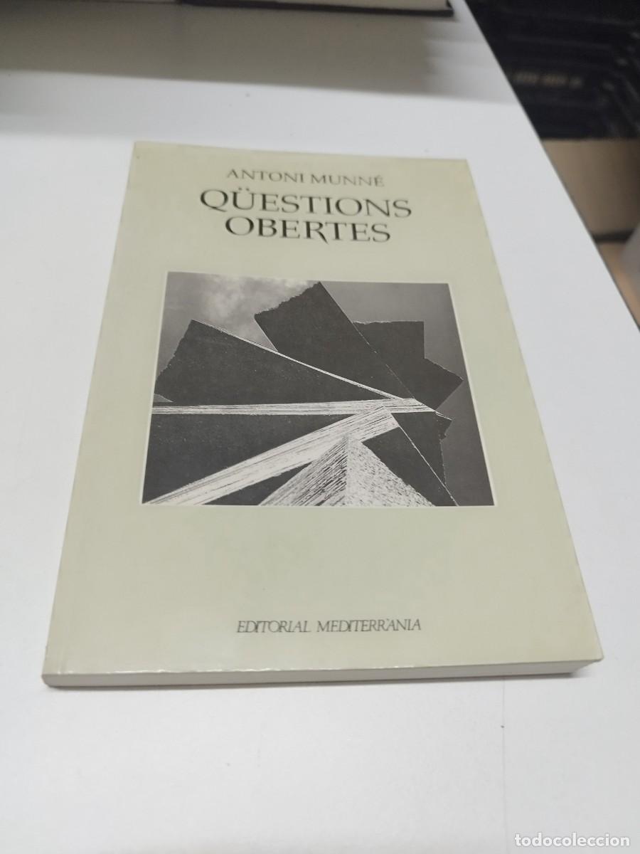 Libros de segunda mano: Q&uuml;estions obertes. Antoni Munne. Dedicat&ograve;ria aut&ograve;grafa. - Foto 1