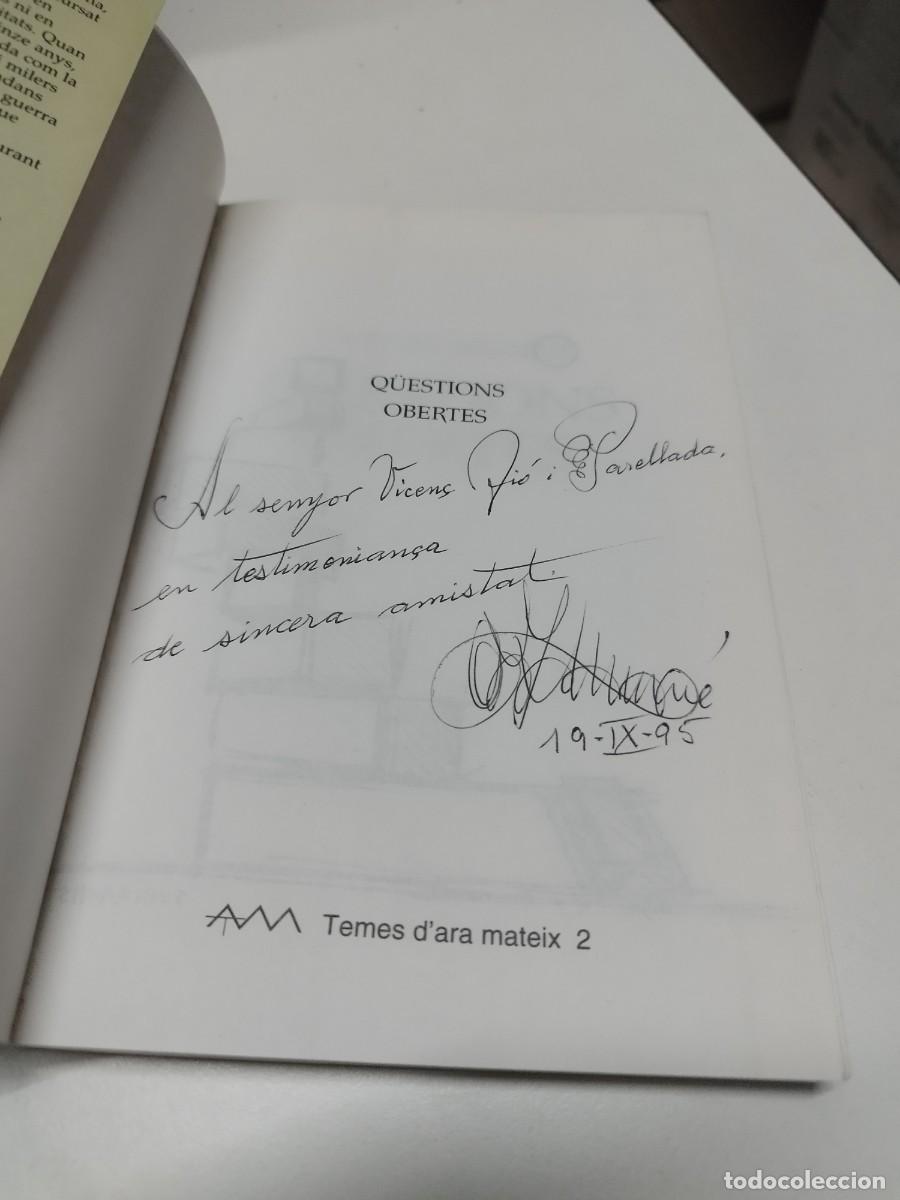 Libros de segunda mano: Q&uuml;estions obertes. Antoni Munne. Dedicat&ograve;ria aut&ograve;grafa. - Foto 2