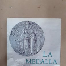 Libros de segunda mano: LIBRO - LA MEDALLA MODERNISTA - JAVIER GIMENO - MNAC - AÑO 2001