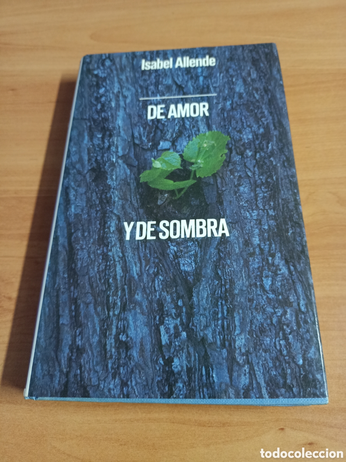 Libros de segunda mano: Isabel Allende - De amor y de sombra - Foto 1
