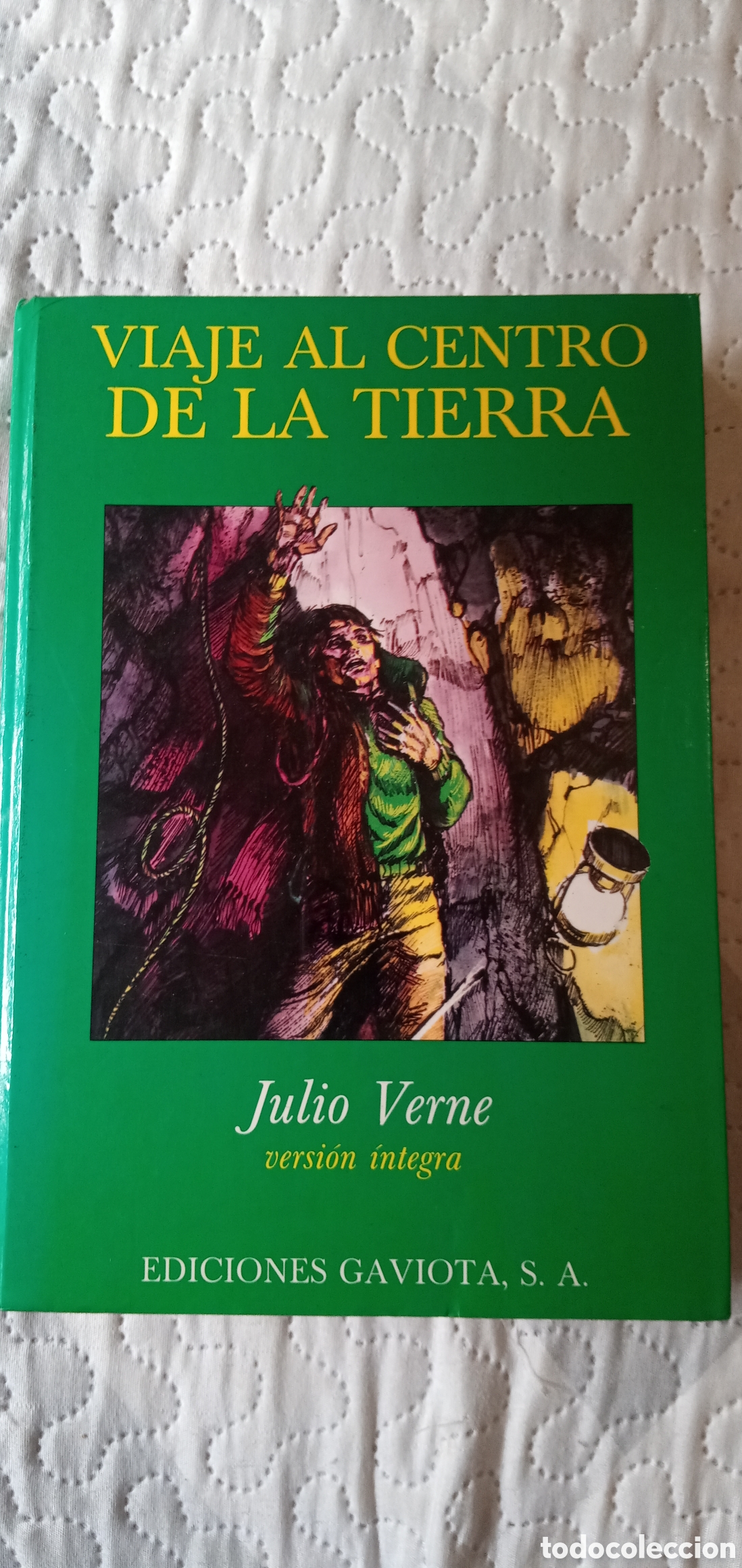Libros de segunda mano: Viaje al centro de la tierra.Julio Verne.Version Integra.1989. - Foto 1