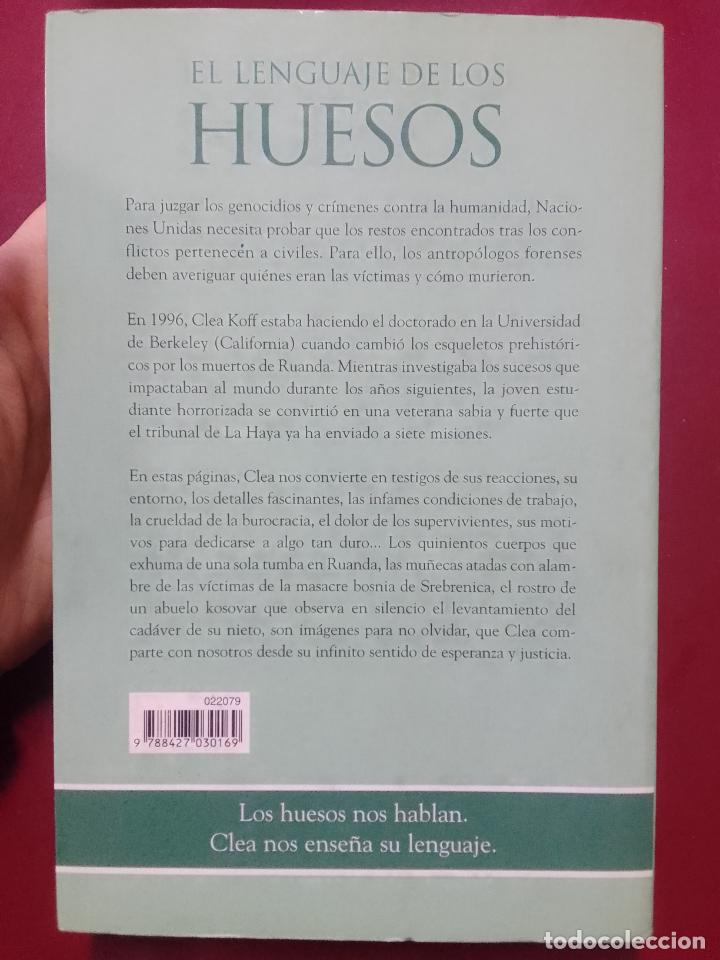 Libros de segunda mano: Clea Koff: El lenguaje de los huesos (Ediciones Mart&iacute;nez Roca. 2004) - Foto 2