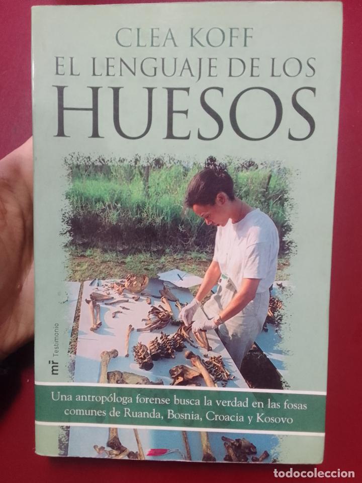 Libros de segunda mano: Clea Koff: El lenguaje de los huesos (Ediciones Mart&iacute;nez Roca. 2004) - Foto 1