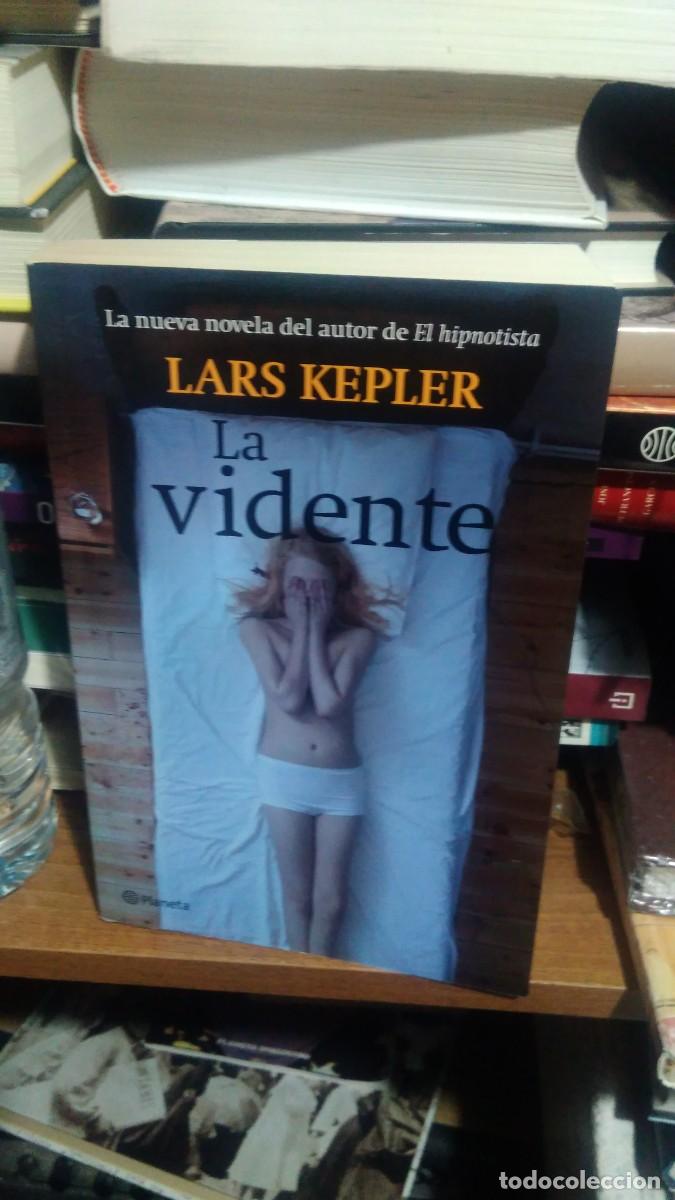 Libros de segunda mano: LA VIDENTE, LARS KEPLER, ED. PLANETA - Foto 1