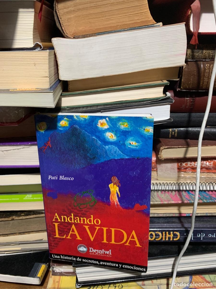 Libros de segunda mano: ANDANDO LA VIDA, PATI BLASCO, DESNIVEL - Foto 1