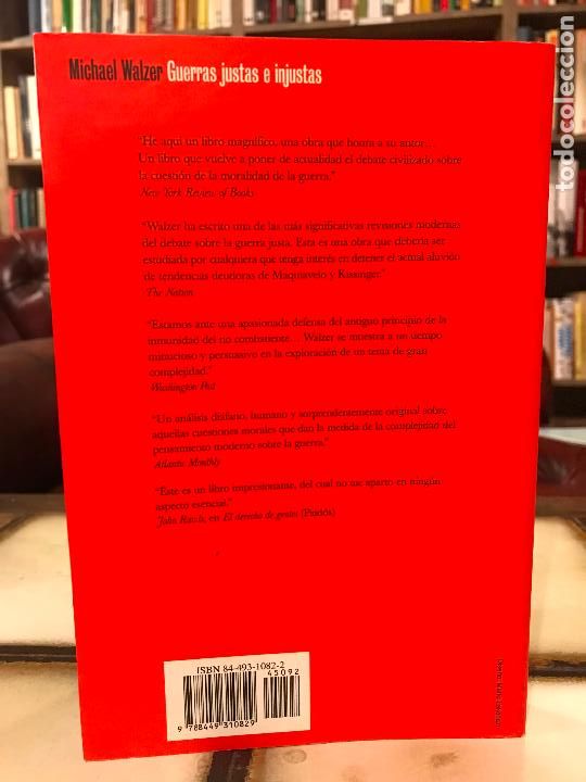 Libros de segunda mano: Guerras justas e injustas. Un razonamiento moral con ejemplos hist&oacute;ricos. Michael Walzer - Foto 2
