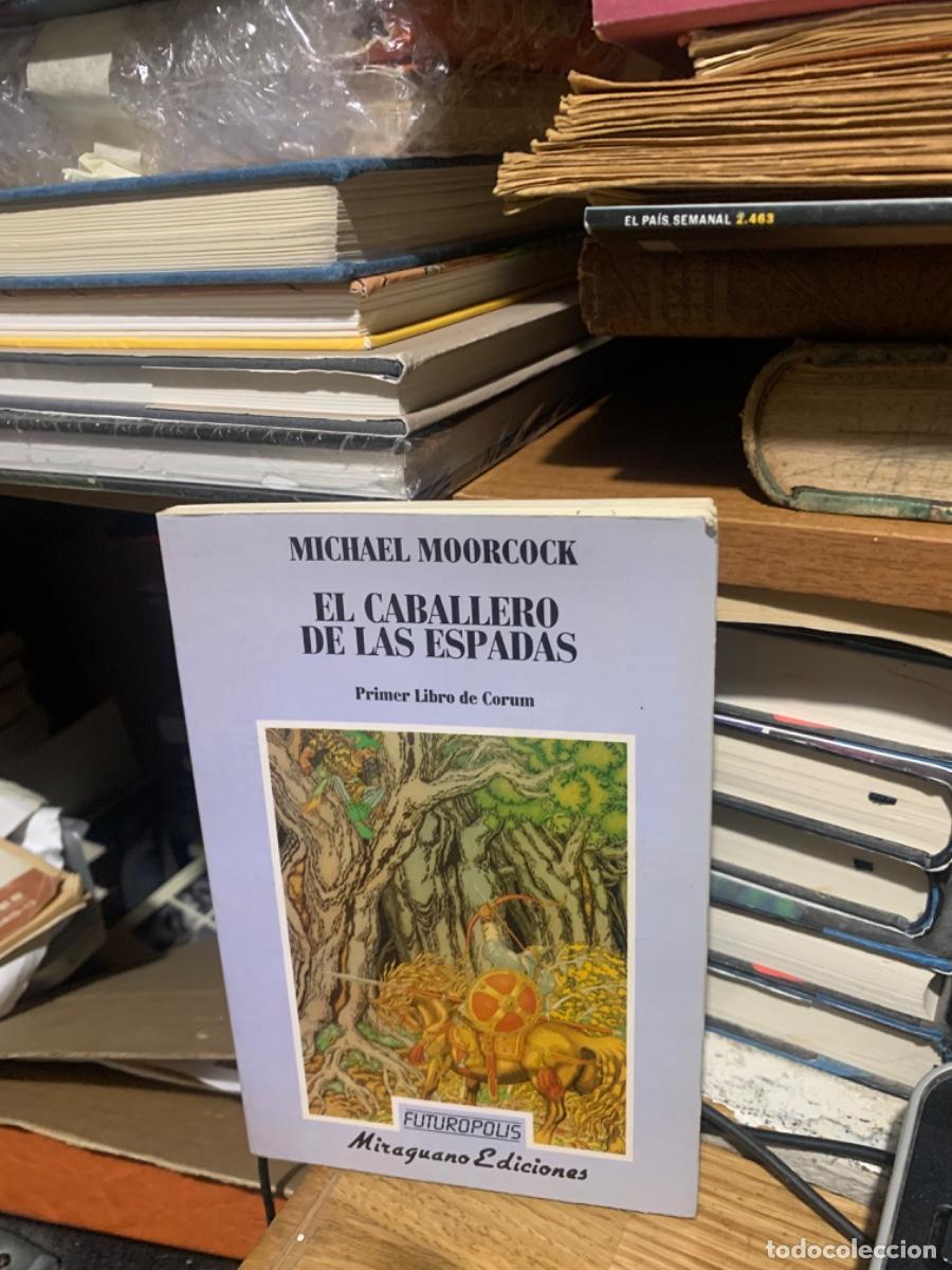 Libros de segunda mano: EL CABALLERO DE LAS ESPADAS, MICHAEL MOORCOCK, MIRAGUANO - Foto 1