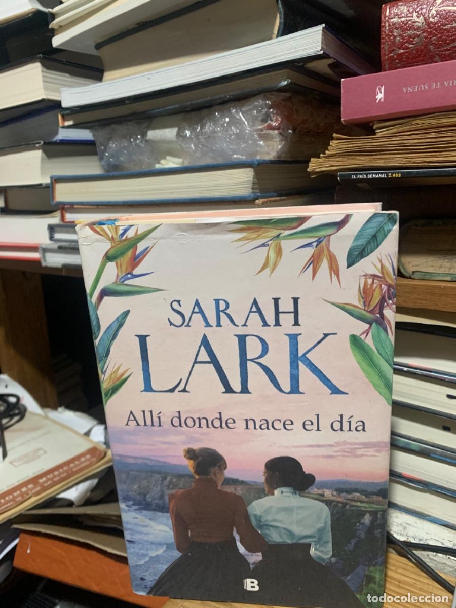 Libros de segunda mano: ALL&Iacute; DONDE NACE EL D&Iacute;A, SARAH LARK, ED. PENGUIN - Foto 1