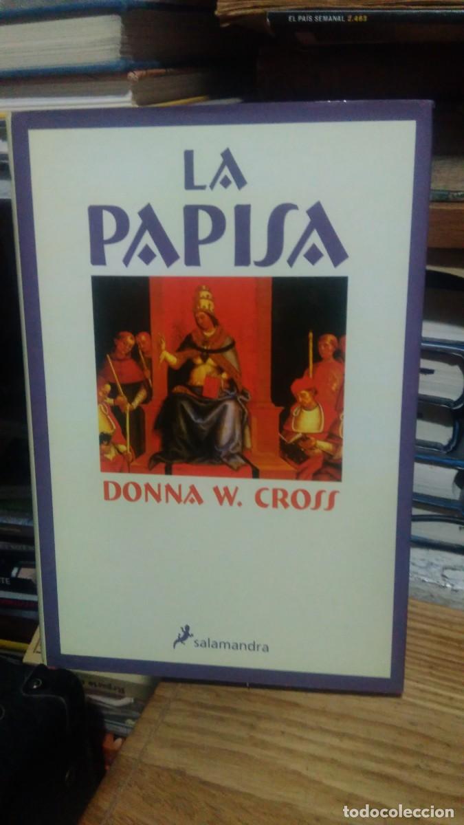 Libros de segunda mano: LA PAPISA, DONNA W. CROSS, ED. SALAMANDRA - Foto 1