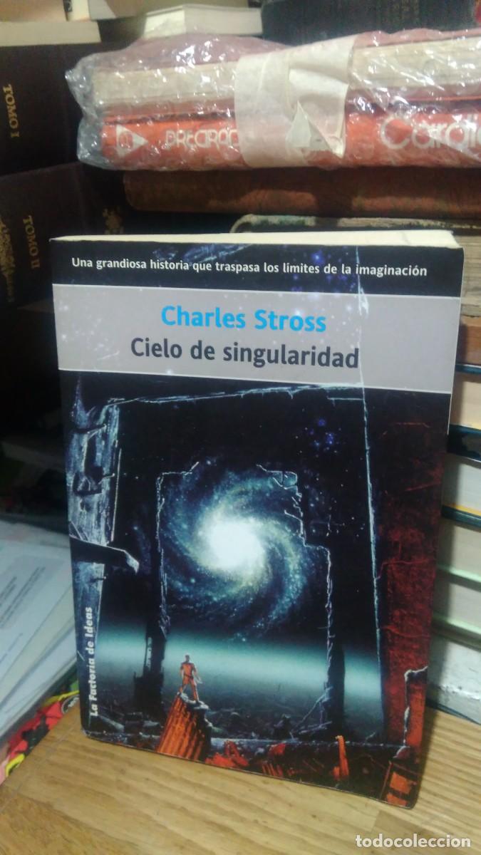 Libros de segunda mano: CIELO DE SINGULARIDADES, CHARLES STROSS, ED. LA FACTOR&Iacute;A - Foto 1