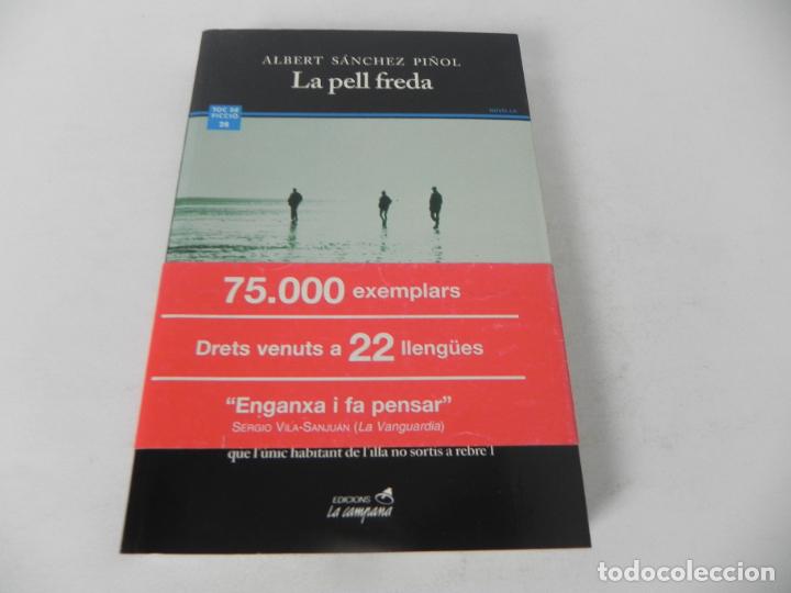 Libros de segunda mano: LA PELL FREDA (ALBERT S&Aacute;NCHEZ PI&Ntilde;OL) LA CAMPANA-2005 20&ordf; EDICI&Oacute; (EN CATAL&Aacute;N) - Foto 2