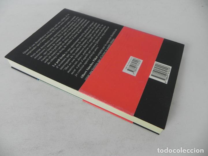 Libros de segunda mano: LA PELL FREDA (ALBERT S&Aacute;NCHEZ PI&Ntilde;OL) LA CAMPANA-2005 20&ordf; EDICI&Oacute; (EN CATAL&Aacute;N) - Foto 4