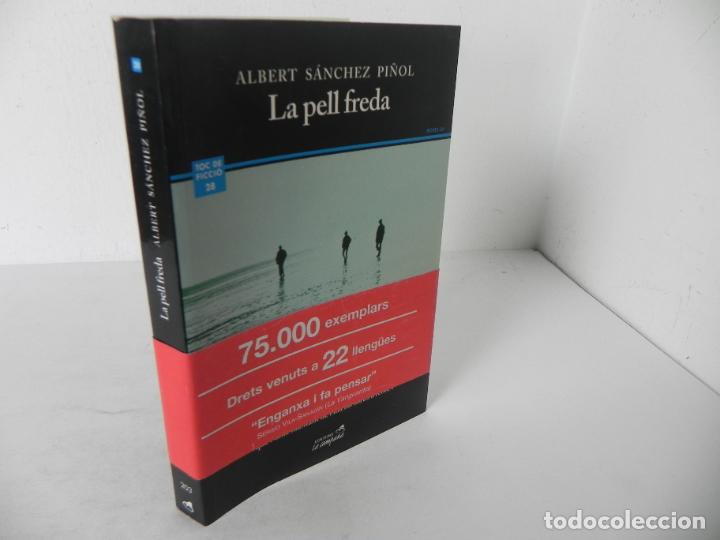 Libros de segunda mano: LA PELL FREDA (ALBERT S&Aacute;NCHEZ PI&Ntilde;OL) LA CAMPANA-2005 20&ordf; EDICI&Oacute; (EN CATAL&Aacute;N) - Foto 1