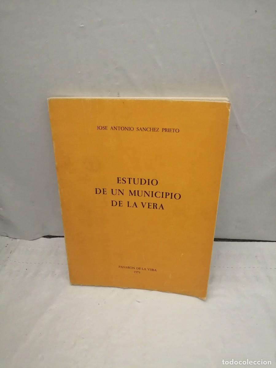 Libros de segunda mano: Estudio de un municipio de la Vera, Pasar&oacute;n de la Vera 1971 - Foto 1