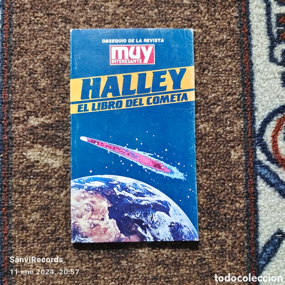 Libros de segunda mano: HALLEY, EL LIBRO DEL COMETA (OBSEQUIO DE LA REVISTA MUY INTERESANTE) - Foto 1