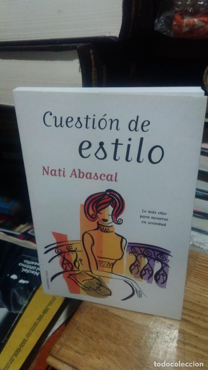 Libros de segunda mano: CUESTI&Oacute;N DE ESTILO, NATI ABASCAL, ED. MARTINEZ ROCA - Foto 1