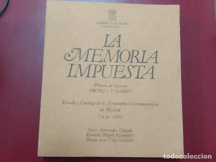 Libri di seconda mano: VV.AA.: La memoria impuesta. Estudio y cat&aacute;logo de los Monumentos Conmemorativos de Madrid (1939-198