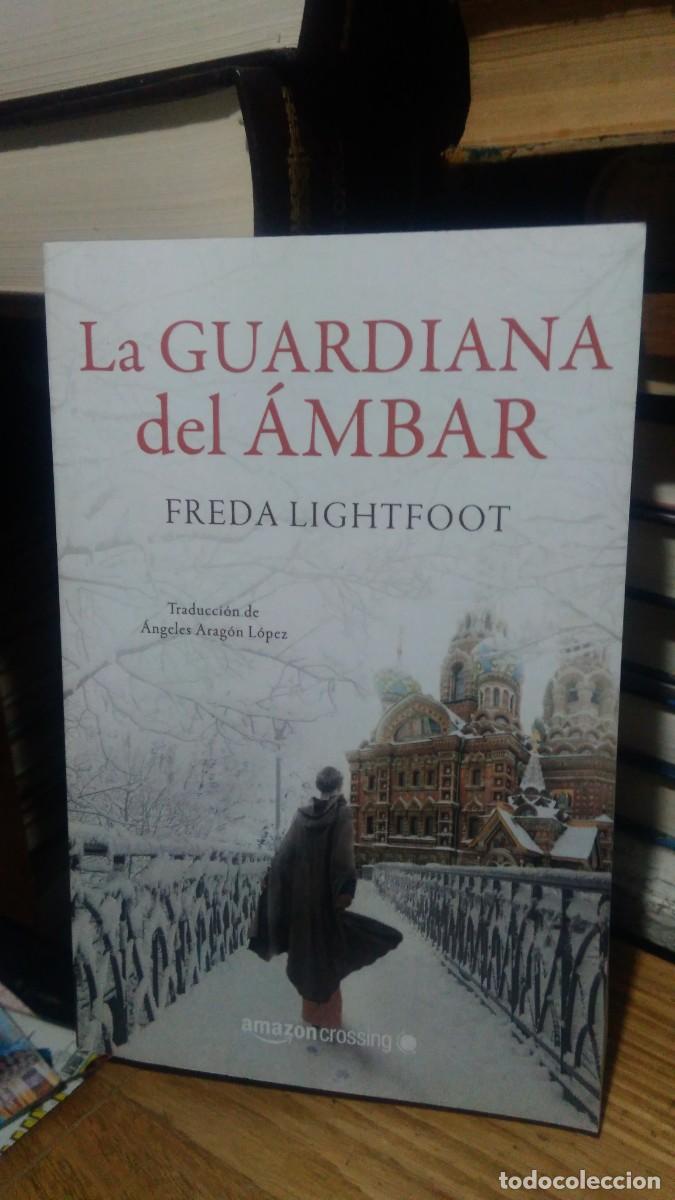 Libros de segunda mano: LA GUARDIANA DEL &Aacute;MBAR, FREDA LIGHTFOOT, ED. AMAZON CROSSING - Foto 1