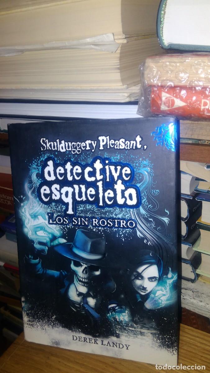 Libros de segunda mano: DETECTIVE ESQUELETO, SKULDUGGERY PLEASANT, ED. SM - Foto 1