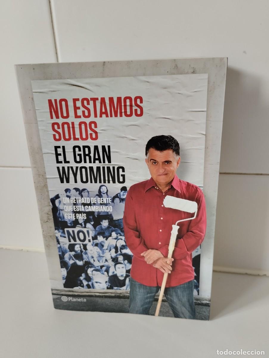 Libros de segunda mano: &rdquo;No Estamos Solos&rdquo;.Gran Wyoming. - Foto 1