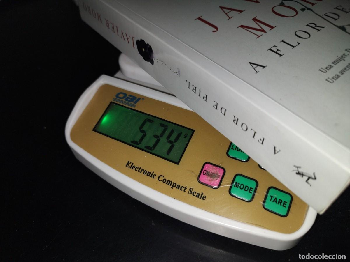Libros de segunda mano: 98- A FLOR DE PIEL - JAVIER MORO - PRIMERA EDICI&Oacute;N 2015 - Foto 2