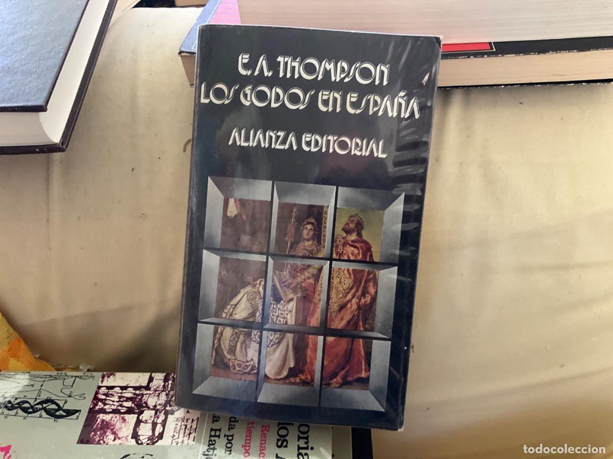 Libros de segunda mano: LOS GODOS EN ESPA&Ntilde;A, Thompson, Alianza Editorial - Foto 1