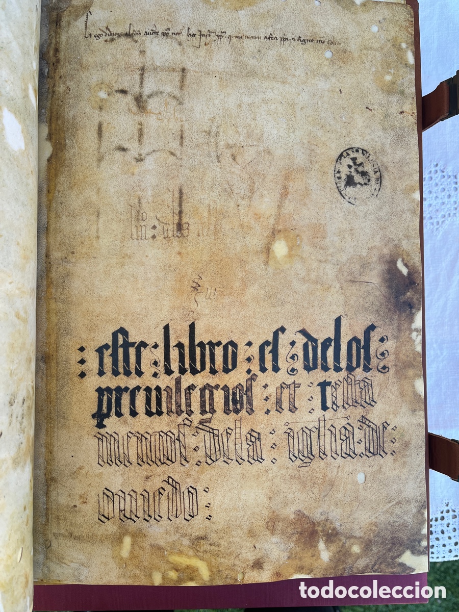 Libros de segunda mano: IP Libro de los Testamentos de la Catedral de Oviedo. Facs&iacute;mil. Moleiro. - Foto 2