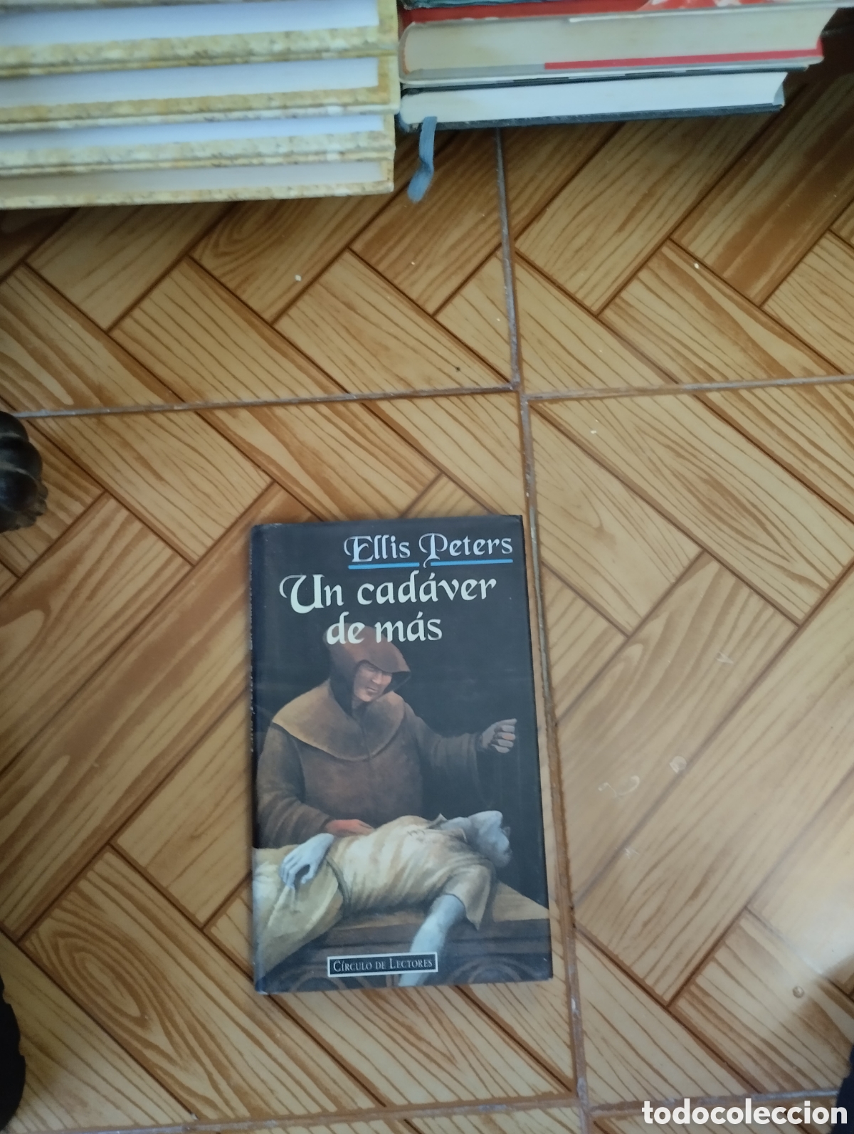 Libros de segunda mano: Un cad&aacute;ver de m&aacute;s .Editado por el Circulo de lectores ,en 2979. - Foto 1